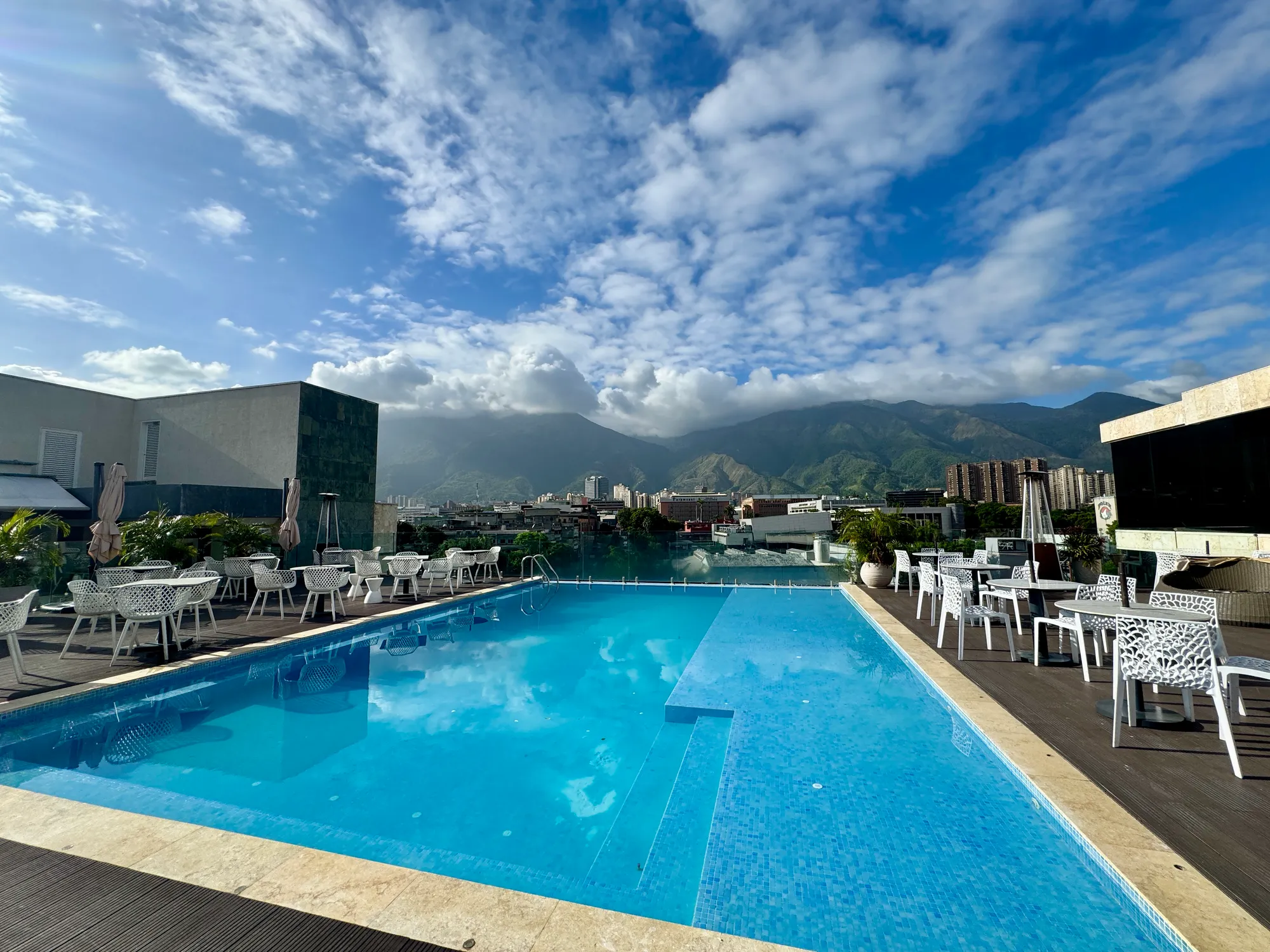 Piscina rooftop panorámica con vista al Ávila