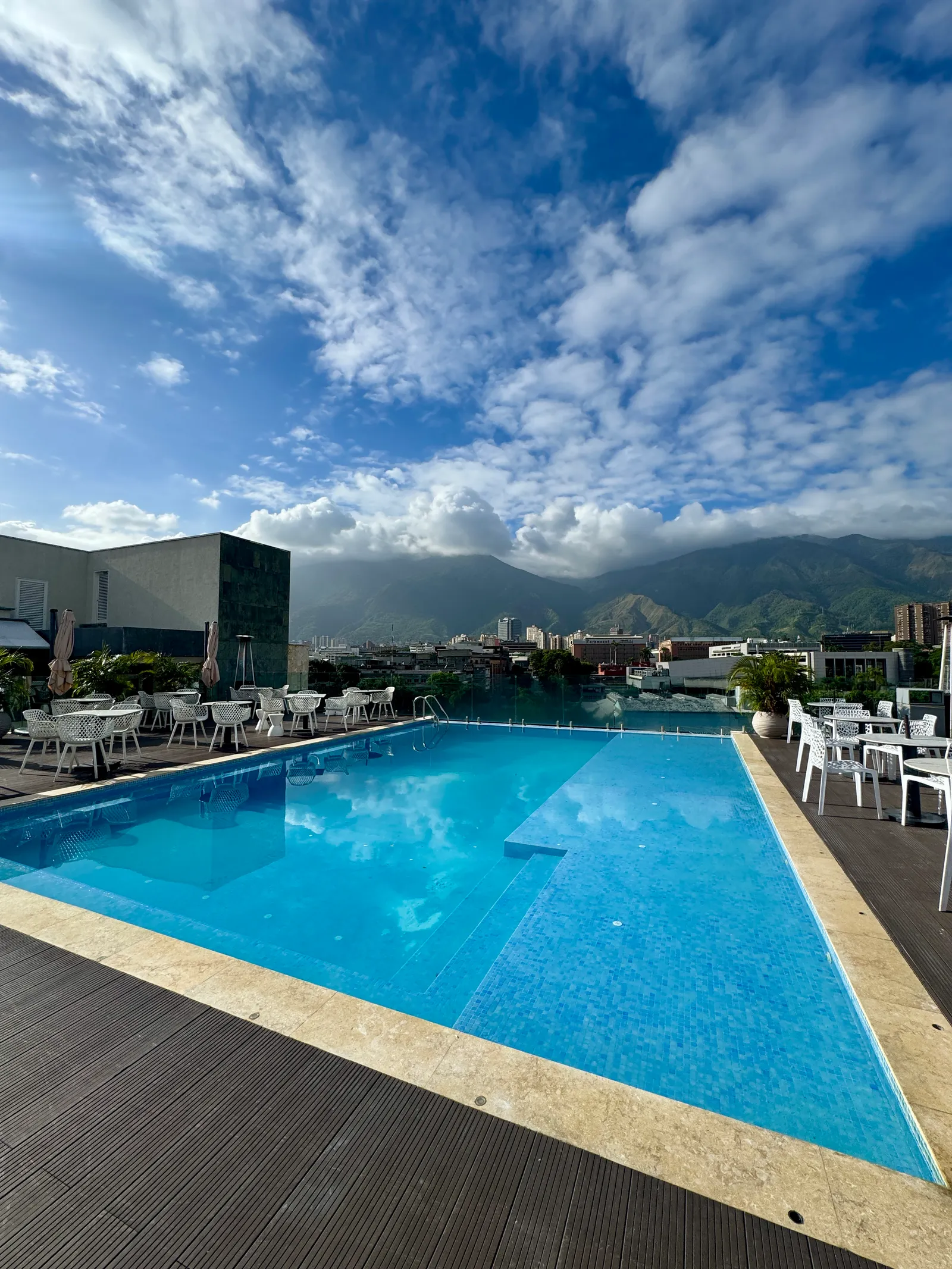 Piscina rooftop con vista al Ávila