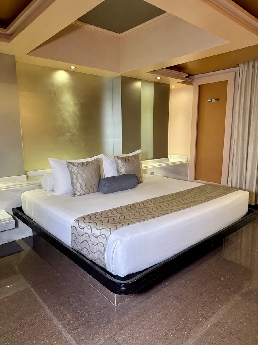 Suite Premium, vista de la cama y plafón